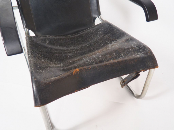 THONET. Fauteuil en cuir noir et métal chromé, sangles sous l'assise d