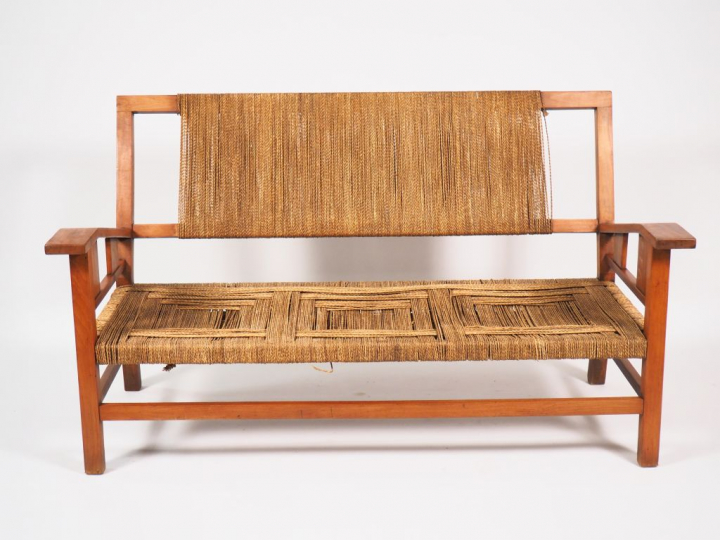 Francis JOURDAIN. Mobilier de salon en bois naturel et cordage compren