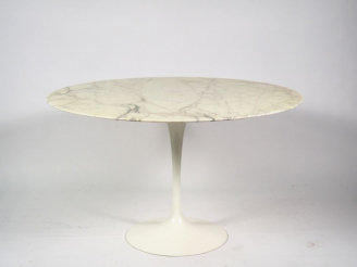 Vente aux enchères Eero SAARINEN.  Table 'Tulip' en marbre et métal. Signée. Diam. 120 cm