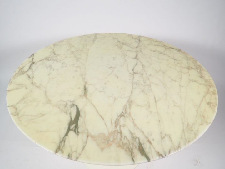 Eero SAARINEN.  Table 'Tulip' en marbre et métal. Signée. Diam. 120 cm