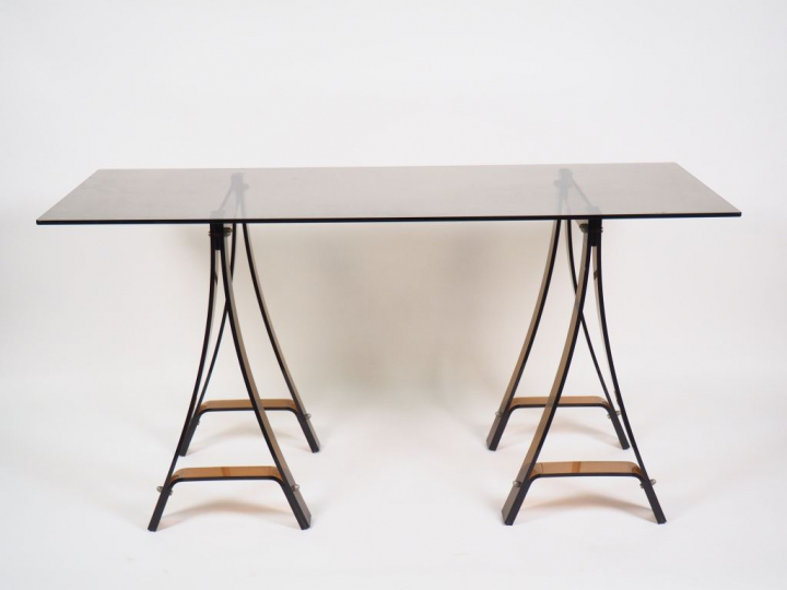 Bureau ministre 1970, tréteaux en plexi-glass et plateau en verre fumé