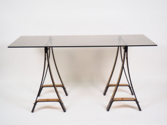 Vente aux enchères Bureau ministre 1970, tréteaux en plexi-glass et plateau en verre fumé