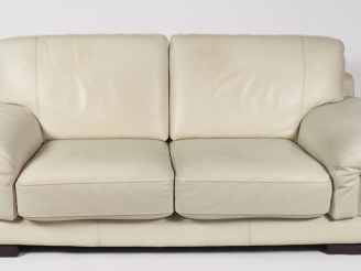 Vente aux enchères CALIA ITALIA.  Canapé en cuir blanc, deux places.