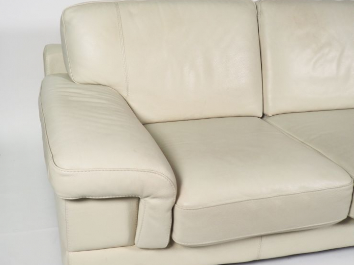 CALIA ITALIA.  Canapé en cuir blanc, deux places.