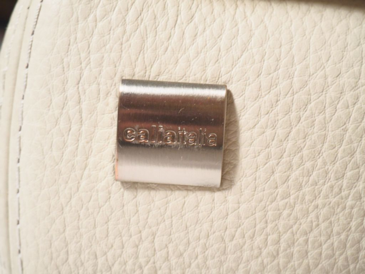 CALIA ITALIA.  Canapé en cuir blanc, deux places.