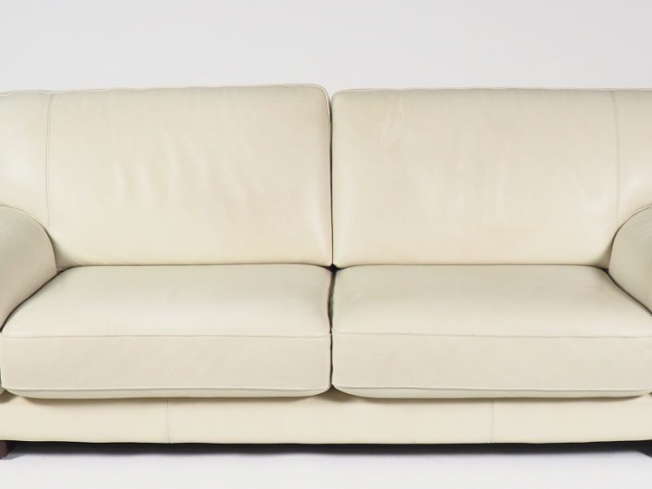 CALIA ITALIA.  Canapé en cuir blanc, trois places.