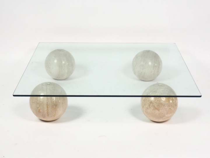 Table basse piétement en forme de boules en travertin, plateau verre.