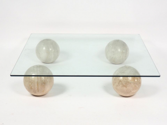 Vente aux enchères Table basse piétement en forme de boules en travertin, plateau verre.