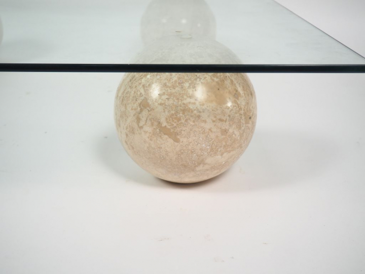 Table basse piétement en forme de boules en travertin, plateau verre.