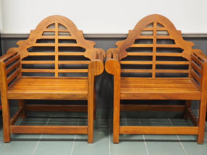 Paire de fauteuils de jardin en teck.