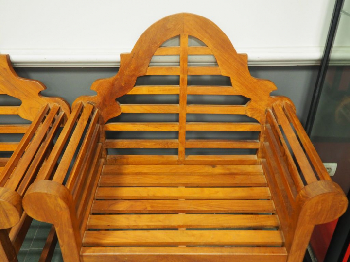 Paire de fauteuils de jardin en teck.