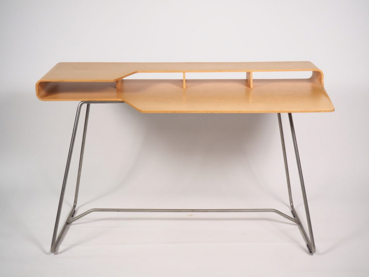 Bureau plat en sycomore et métal. Dim. 81,5 x 134 x 66 cm