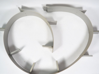 Vente aux enchères D'après RON ARAD.  Bibliothèque murale "Book worm".