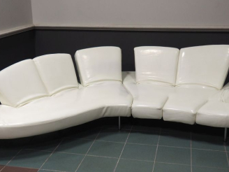 Vente aux enchères Francesco BINFARE pour EDRA. Canapé "Flap" en cuir blanc et métal chro