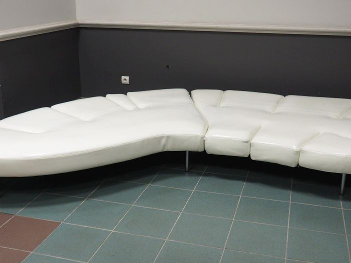 Francesco BINFARE pour EDRA. Canapé "Flap" en cuir blanc et métal chro