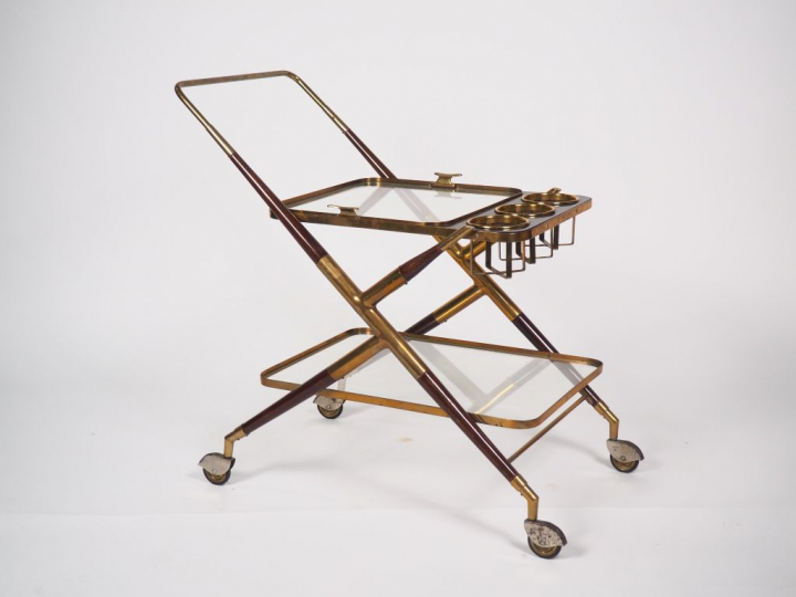 Cesare LACCA.  Table roulante en acajou verre et laiton. Dim. 72 x 68 