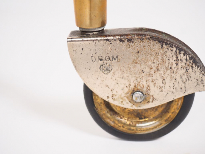 Cesare LACCA.  Table roulante en acajou verre et laiton. Dim. 72 x 68 