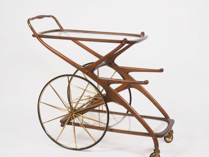 Cesare LACCA.  Table roulante en acajou et verre. H. 88 cm