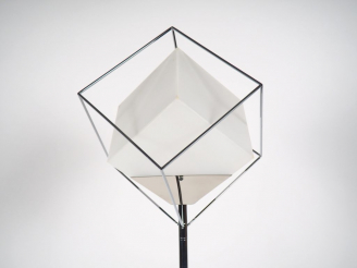 Vente aux enchères Lampadaire Drimmer en métal chromé et verre fumé. H. 162 cm