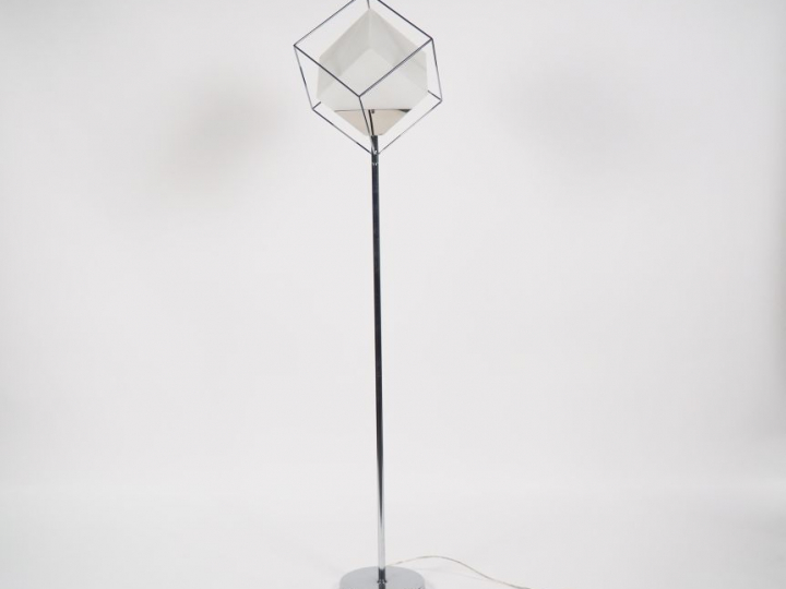 Lampadaire Drimmer en métal chromé et verre fumé. H. 162 cm