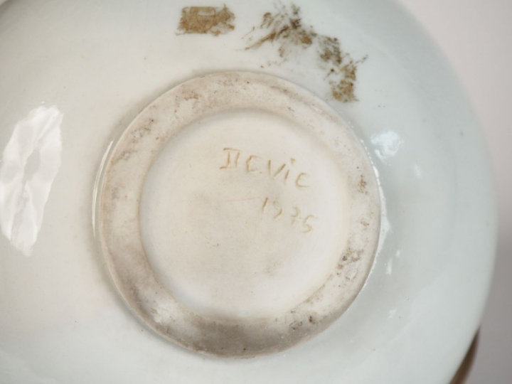 DEVIE. Vase boule en céramique polychrome à décor mêlé. Signé et daté 