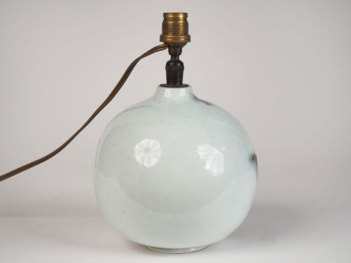 DEVIE. Vase boule en céramique polychrome à décor mêlé. Signé et daté 