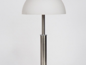 Vente aux enchères Lampe moderne en métal chromé et abat jour en verre opalin blanc. H. 3