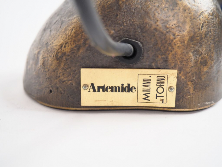 Toni CORDERO pour ARTEMIDE. Lampe Ecate en métal chromé. H. 83 cm