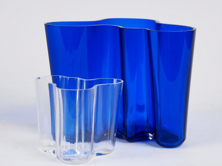 ALVAR AALTO.  Vase en verre bleu et un petit vase en verre translucide