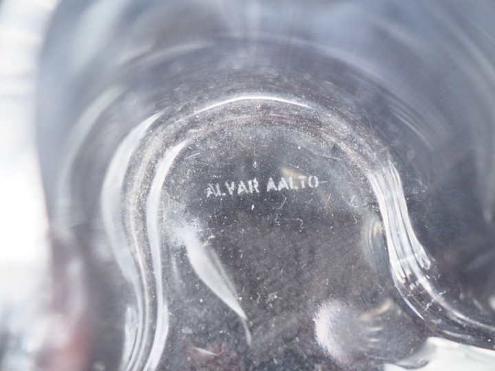 ALVAR AALTO.  Vase en verre bleu et un petit vase en verre translucide