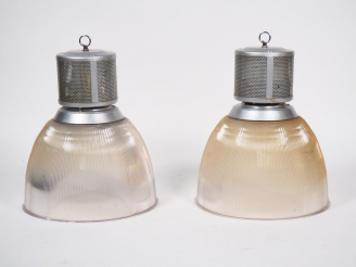 Vente aux enchères 4 suspensions de style industriel en plexi et métal. H. 50 cm
