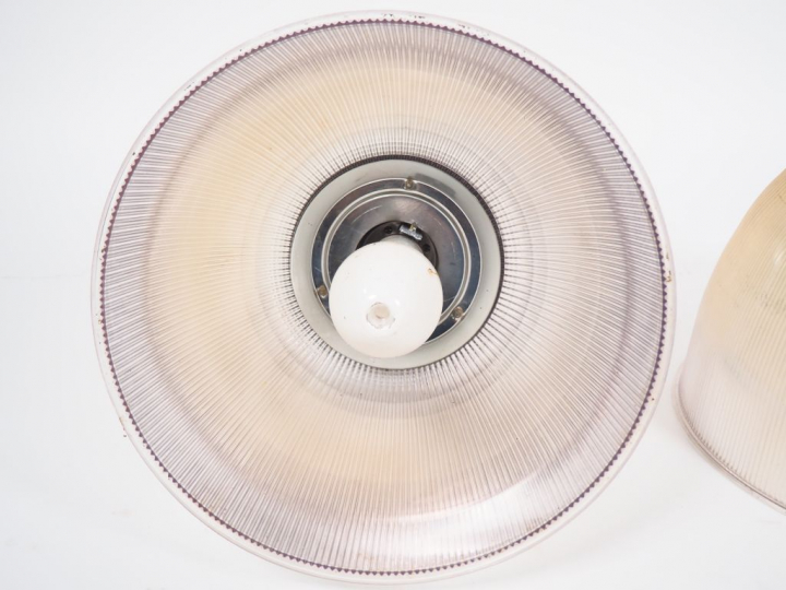 4 suspensions de style industriel en plexi et métal. H. 50 cm
