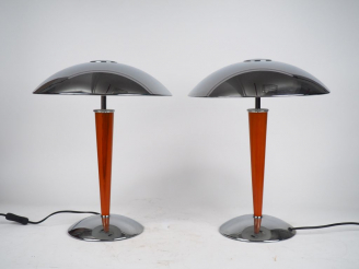 Vente aux enchères F-LINE. Paire de lampes de chevets en bois et métal chromé. H. 46 cm.