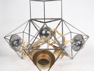 Vente aux enchères Luminaire design en métal chromé éclairant à 5 lumières. Dim. 61 x 82 