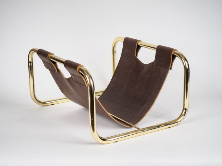 Porte revues en métal doré et cuir. Dim. 22,5 x 36 x 42,5 cm.