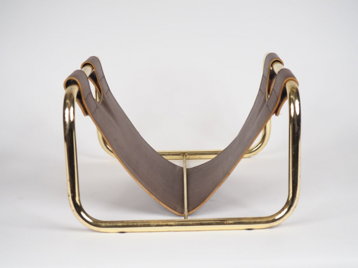 Porte revues en métal doré et cuir. Dim. 22,5 x 36 x 42,5 cm.