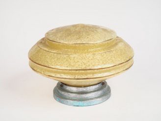 Vente aux enchères Plafonnier en verre moucheté jaune et blanc et métal. Dim. 18,5 x 26 c