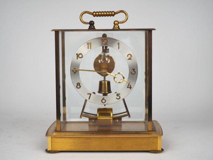 KUNDO electronic. Pendule squelette en laiton. Signée. Dim. 20 x 19 x 