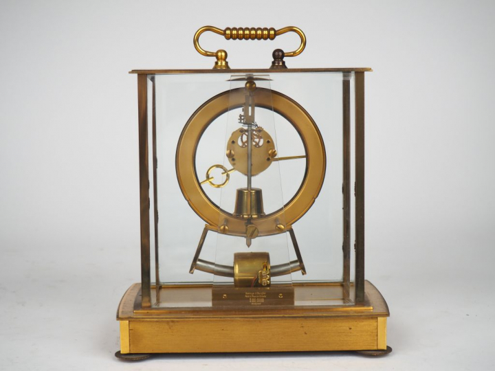 KUNDO electronic. Pendule squelette en laiton. Signée. Dim. 20 x 19 x 