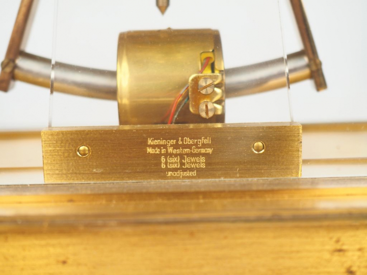 KUNDO electronic. Pendule squelette en laiton. Signée. Dim. 20 x 19 x 