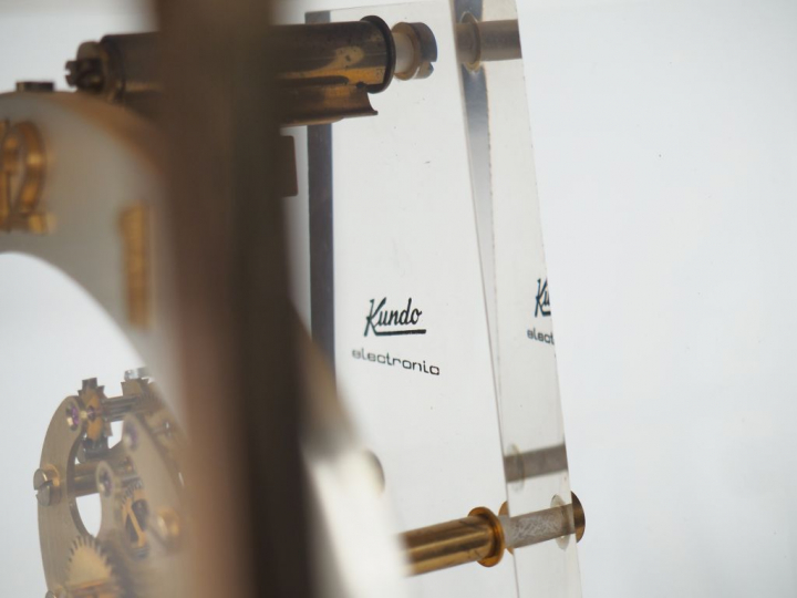 KUNDO electronic. Pendule squelette en laiton. Signée. Dim. 20 x 19 x 