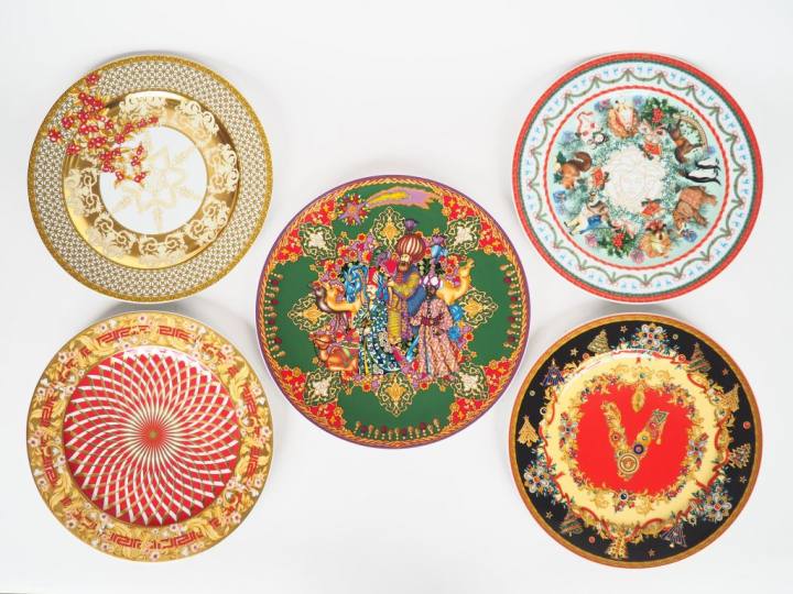 ROSENTHAL. Pour Versace 5 grandes assiettes en porcelaine polychrome "