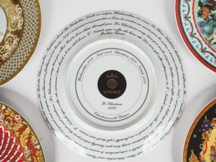 ROSENTHAL. Pour Versace 5 grandes assiettes en porcelaine polychrome "