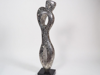 Vente aux enchères Ecole française Xxème. "jeune femme". Sculpture en métal soudé sur un 