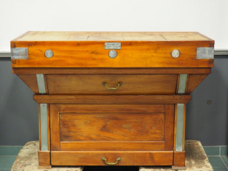 Vente aux enchères Billot de boucher ancien en bois et métal par Trussard et Cie à Sainte