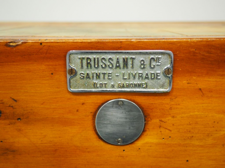 Billot de boucher ancien en bois et métal par Trussard et Cie à Sainte