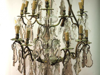 Vente aux enchères Grand lustre à pampilles de style Louis XV éclairant à 18 lumières.