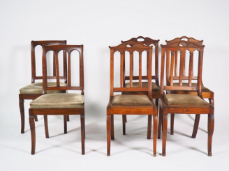 Vente aux enchères 4 chaises Restauration en noyer et une paire de chaises Restauration e