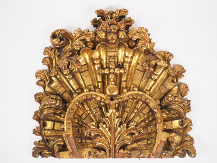 Grand bois doré fin XVIIIème en forme de coquille ornée d'une croix, d