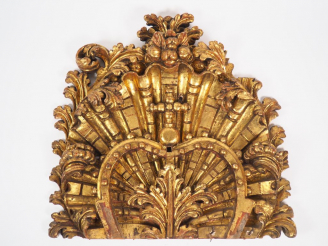 Vente aux enchères Grand bois doré fin XVIIIème en forme de coquille ornée d'une croix, d